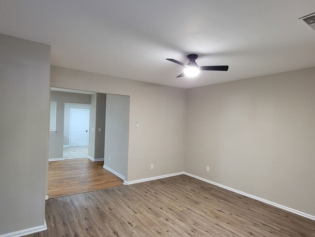 Building Photo - Affordable 2 Story Home - Fresh Paint - New flooring Large Lot - Close to Downtown Atlanta