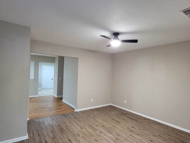 Foto del edificio - Affordable 2 Story Home - Fresh Paint - New flooring Large Lot - Close to Downtown Atlanta
