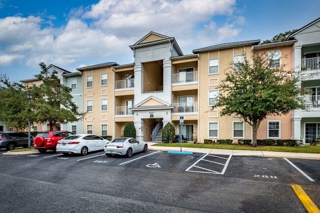 Foto del edificio - 2BR Gem with Pool, Gym, and Beach-Ready Vi...