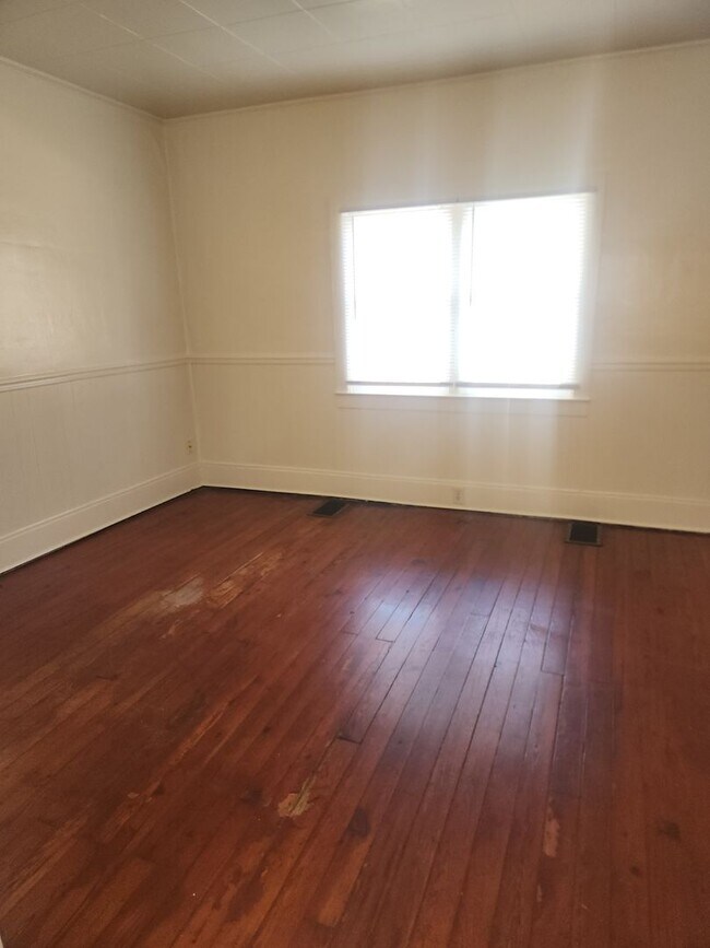 Building Photo - 3 BR near University of Saint Francis