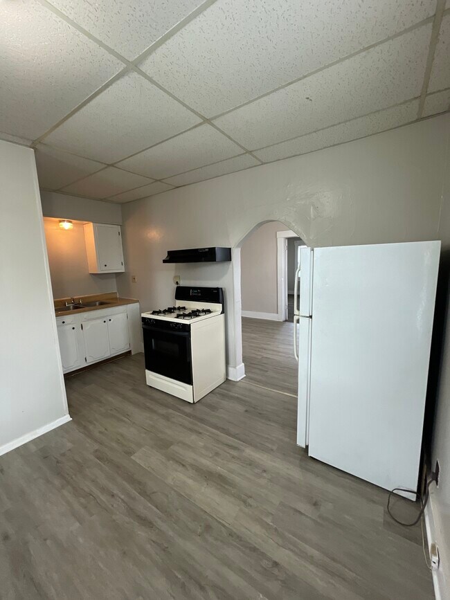 Building Photo - 511 E College St