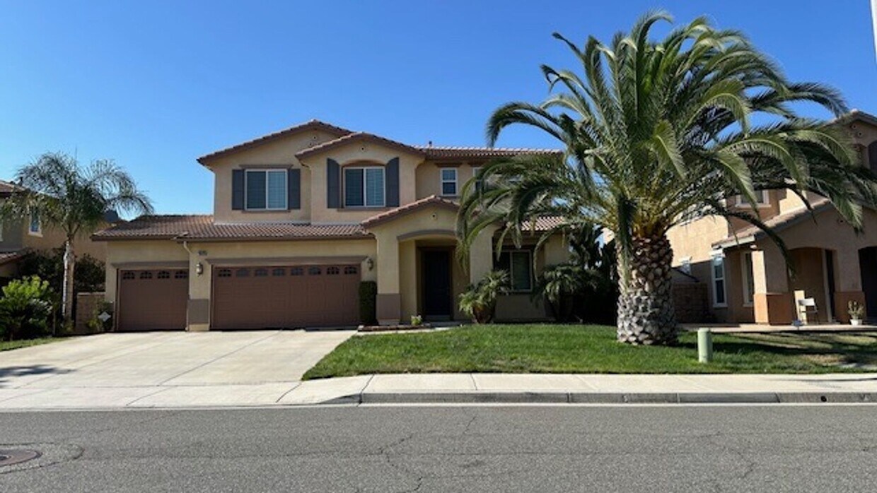 Foto principal - Luxurious 4-Bedroom View Home in Desirable...