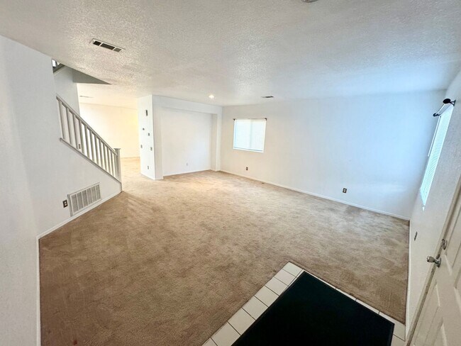 Foto del edificio - Spacious 5 bedroom home