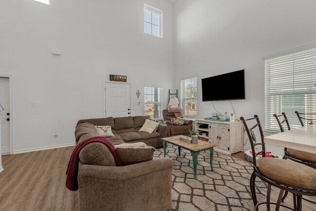 Foto del edificio - PRE-LEASING AUGUST 2025!! 5/5.5 in Pershin...