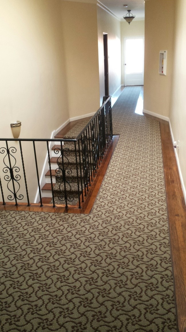 Building Photo - 203 N Almont Dr