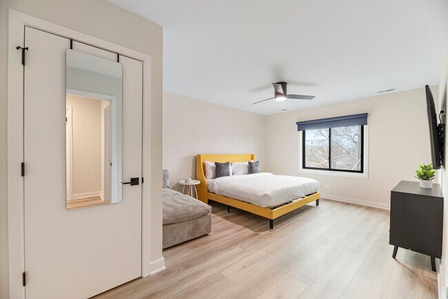 Building Photo - 7200 N Western Ave