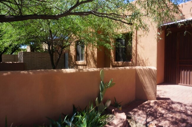 Building Photo - Unique 3Bdm 2Ba home is located in a great...