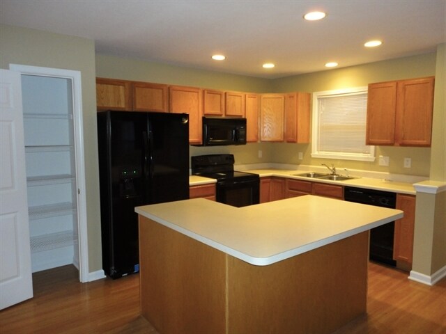 Foto del edificio - 8206 Stones Ferry Rd