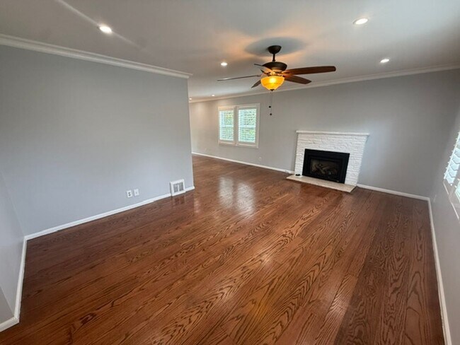 Building Photo - Charming San Mateo Home  – Spacious Yard & Prime Commuter Location!