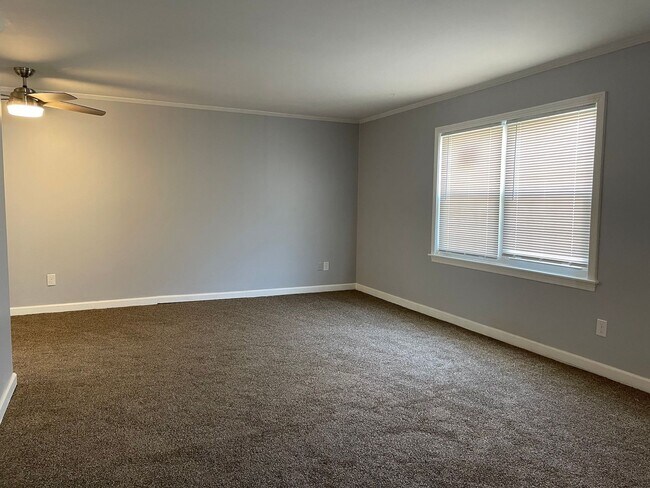 Foto del edificio - {7516} Prairie Village Ranch | Fenced Backyard | 1 car garage