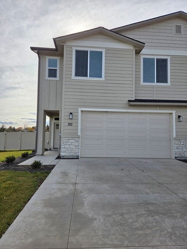 Primary Photo - Modern New-Build Duplex in Payette