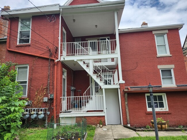 Building Photo - 135 W Hubbard Ave