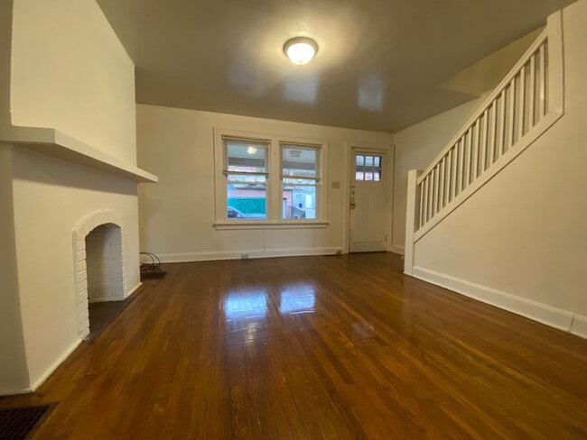 Building Photo - Stunning Two Bedroom Apartment in Oakland! Washer & Dryer Hook-Ups in Basement! Call Today!