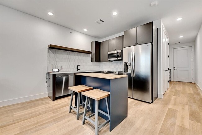 Building Photo - 2709 E 5th St.