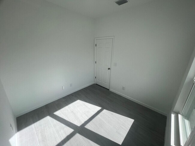 Foto del edificio - Brand-New 4 Bed, 2 Bath Home with 2-Car Garage – SW Lehigh Acres