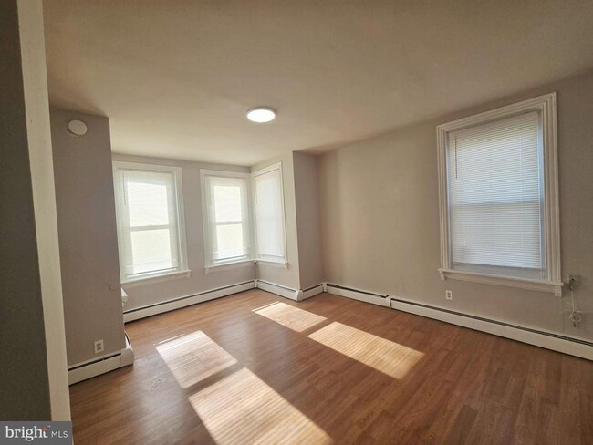 Building Photo - 5526 N Mascher St