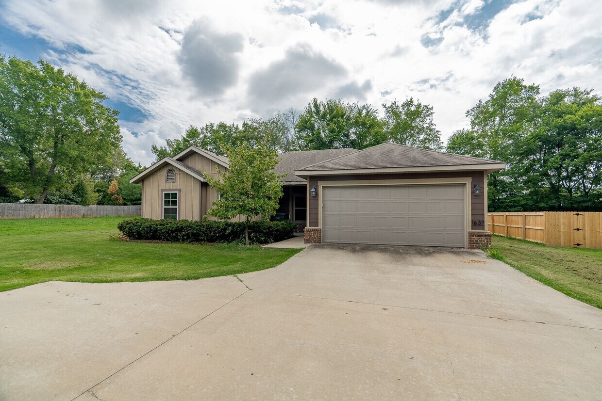 Foto principal - Beautiful 4-bedroom 2 bath Home in Fayette...