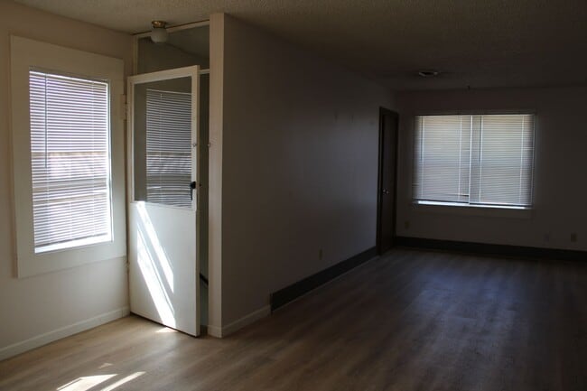 Building Photo - 411 E Plum St