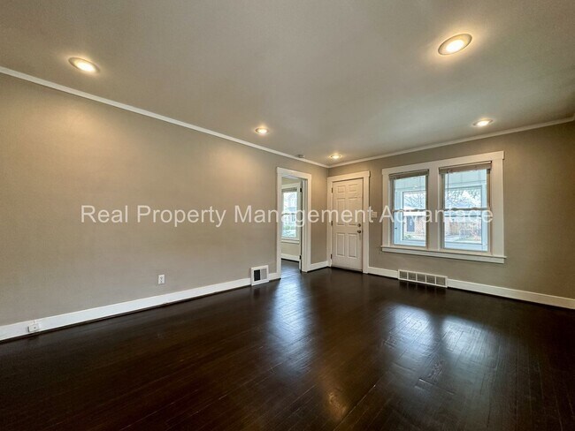 Building Photo - 2 Bedroom Open Floorplan Steps from Downto...