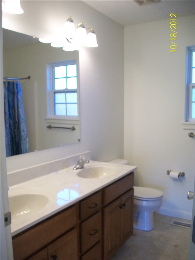Building Photo - 105 Aster Dr