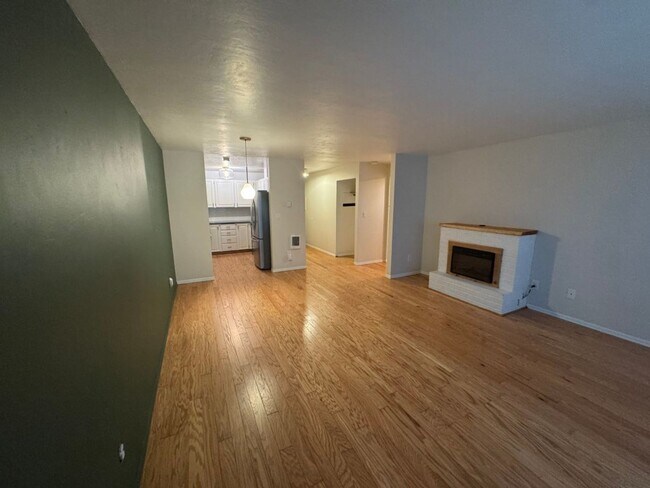 Building Photo - 1Bd/1Ba Lake Forest Park Condo