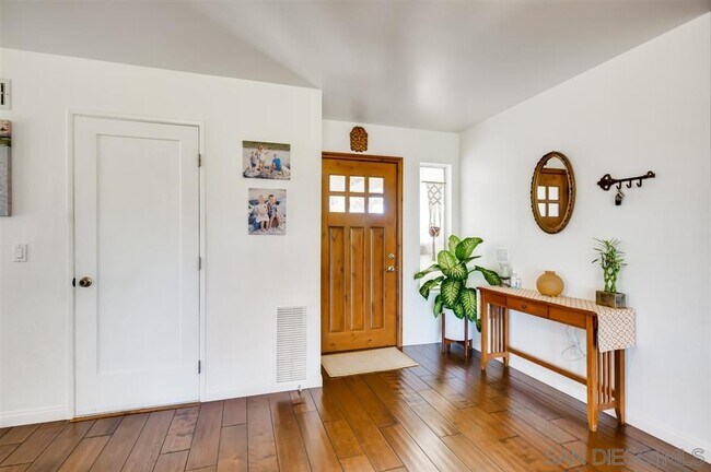 Building Photo - 4575 La Cuenta Dr