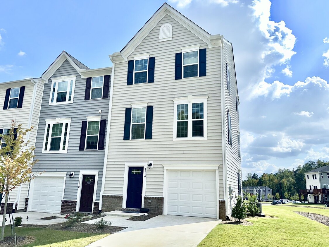 Amazing 3BD, 2.5BA End-Unit Townhome with 4th Bonus Room in the Heart of Durham - Amazing 3BD, 2.5BA End-Unit Townhome with 4th Bonus Room in the Heart of Durham