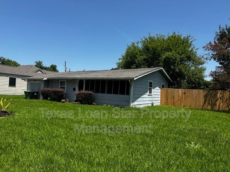 Building Photo - 2281 Des Jardines St