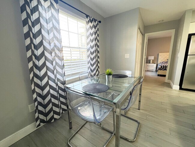 Comedor - 7280 Westpointe Blvd