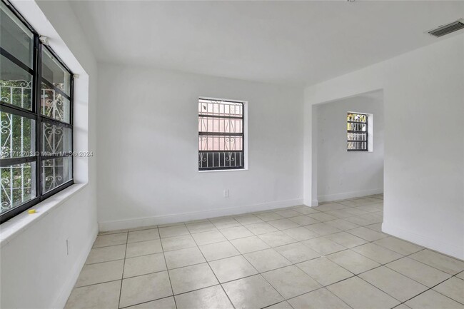 Foto del edificio - 811 NW 118th St