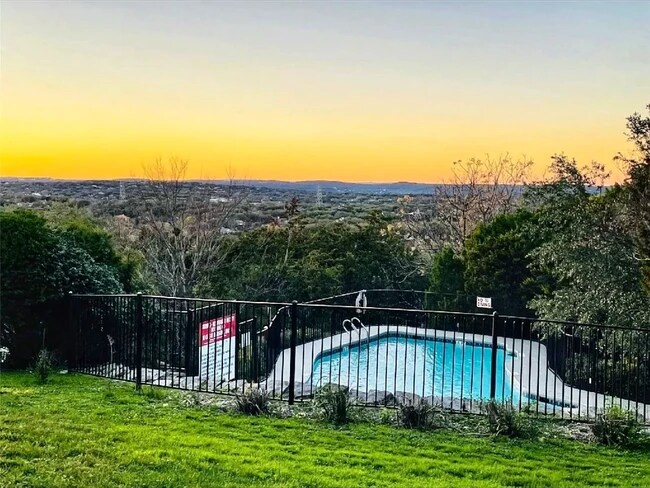 Foto del edificio - 303 Golf Crest Ln
