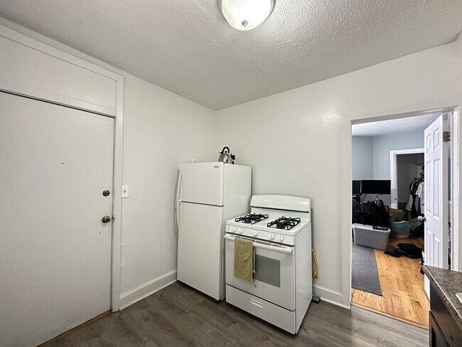 Foto del edificio - 5672 N Ridge Ave