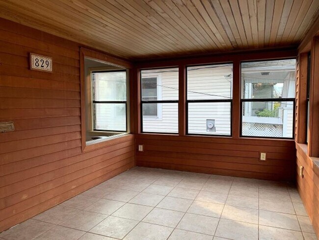 Building Photo - Spacious units unfurnished and furnished w...