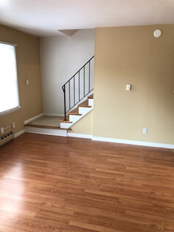 Building Photo - 3 bedroom, 1 1/2 bath townhouse