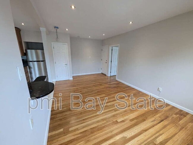 Building Photo - 650 Metropolitan Ave