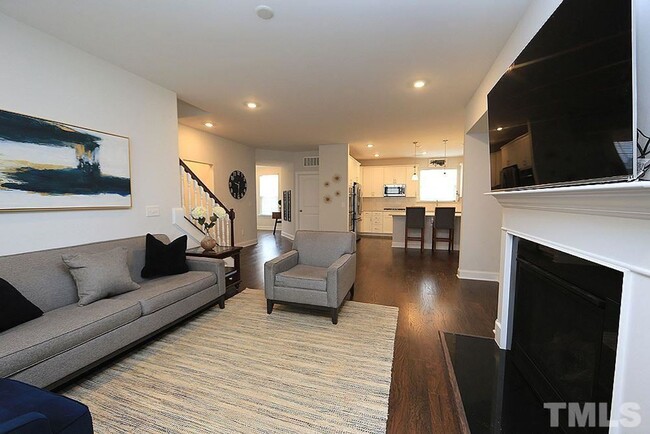 Foto del edificio - Main Floor Owner's Suite PLUS Main Floor G...