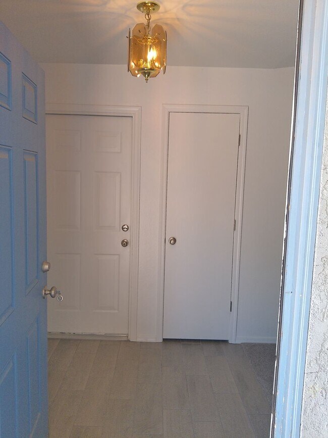 Foto del edificio - LONG TERM 12 MONTH LEASE