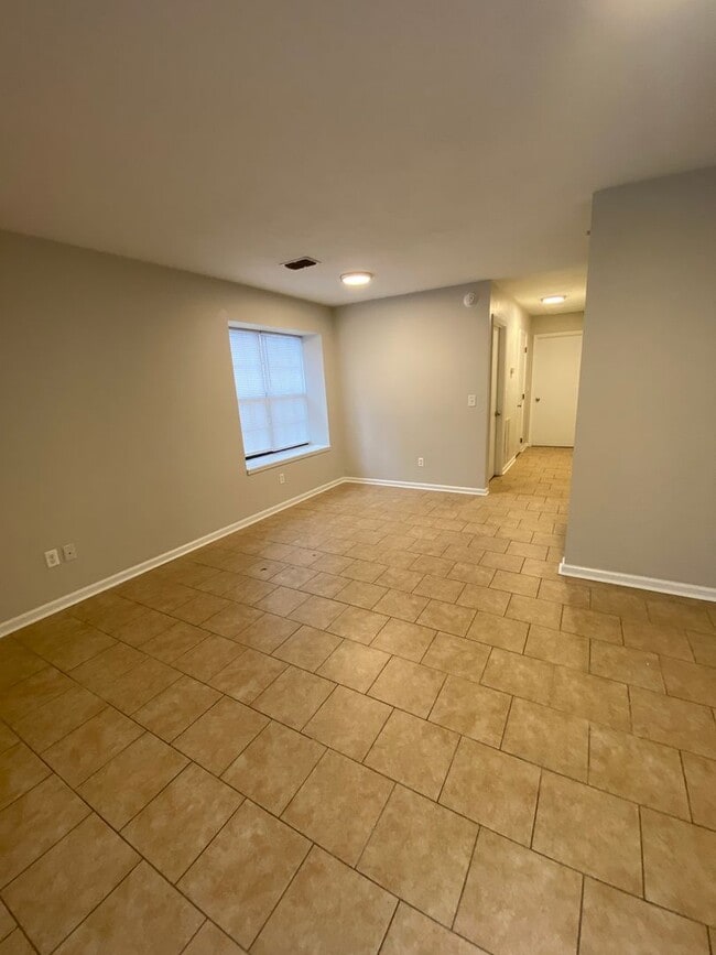 Building Photo - Spacious property off Park Avenue