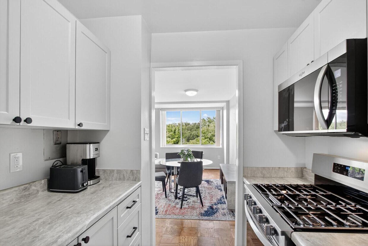 Foto principal - 10401 Grosvenor Pl