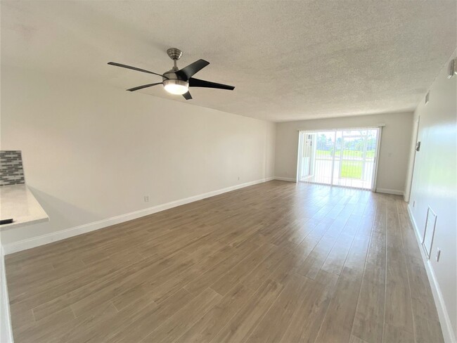 Building Photo - ** GOLF VIEW MANOR ** 2 BED / 2 BATH - FIR...