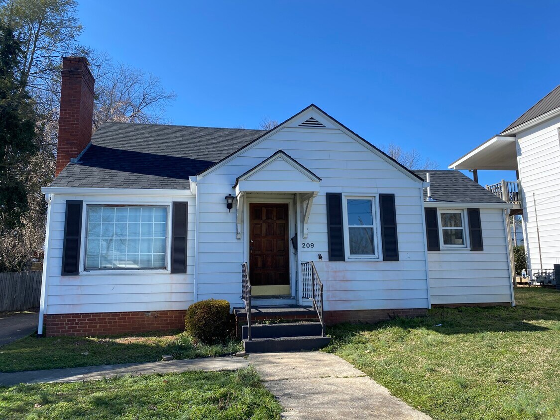 209 E Unaka Ave, Johnson City, TN 37601 House for Rent in Johnson
