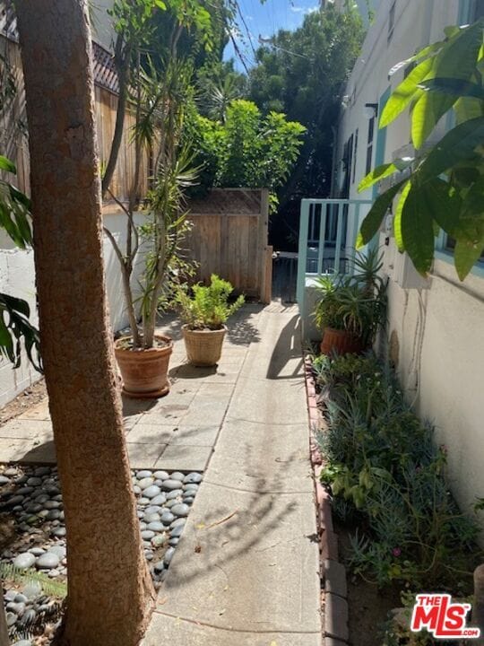 Building Photo - 1044 N Sweetzer Ave