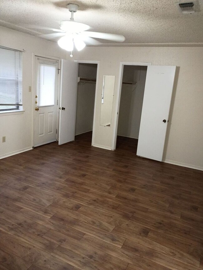 Building Photo - Well Maintained 2BR 2BA Duplex w/ Eat-In Kitchen • Fenced Yard in Heart of Burleson