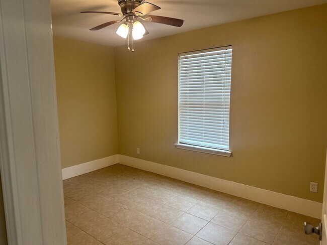 Foto del edificio - 631 Live Oak Dr