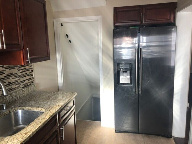 Foto del edificio - 2136 Redthorn Rd