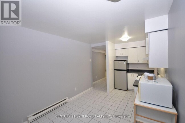 Building Photo - 450 MacLaren St