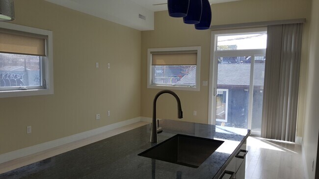 Photo du bâtiment - Beautiful (900 sq ft.) 2 bedroom