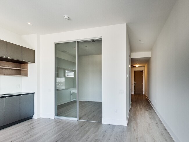 Photo du bâtiment - 111-1111 St Clair Ave W