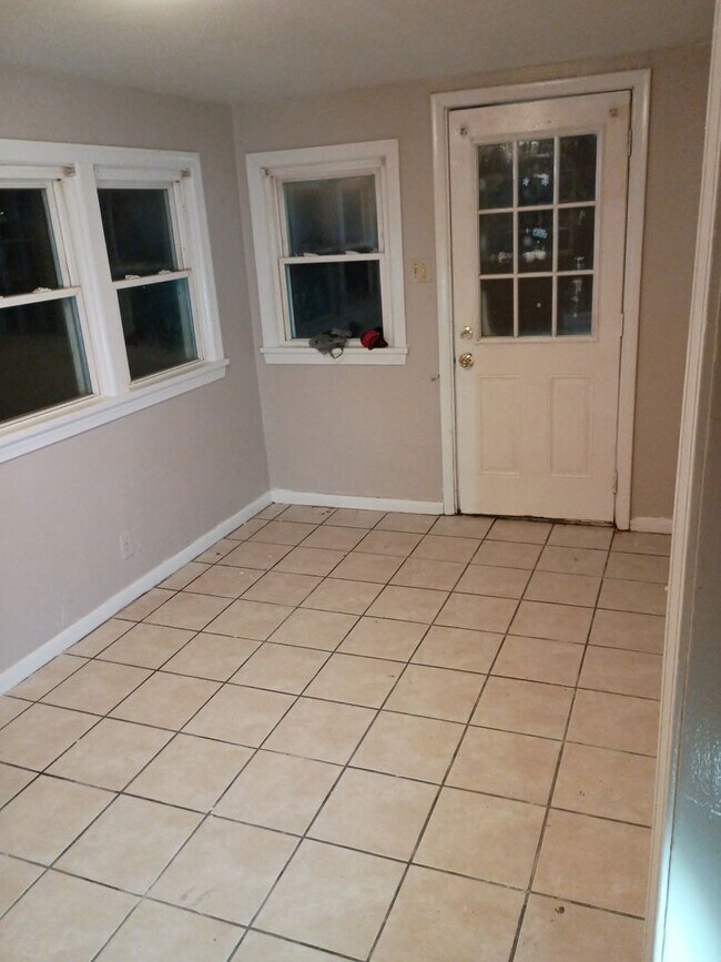 Foto del edificio - Charming 3-Bedroom Home – Spacious & Updated