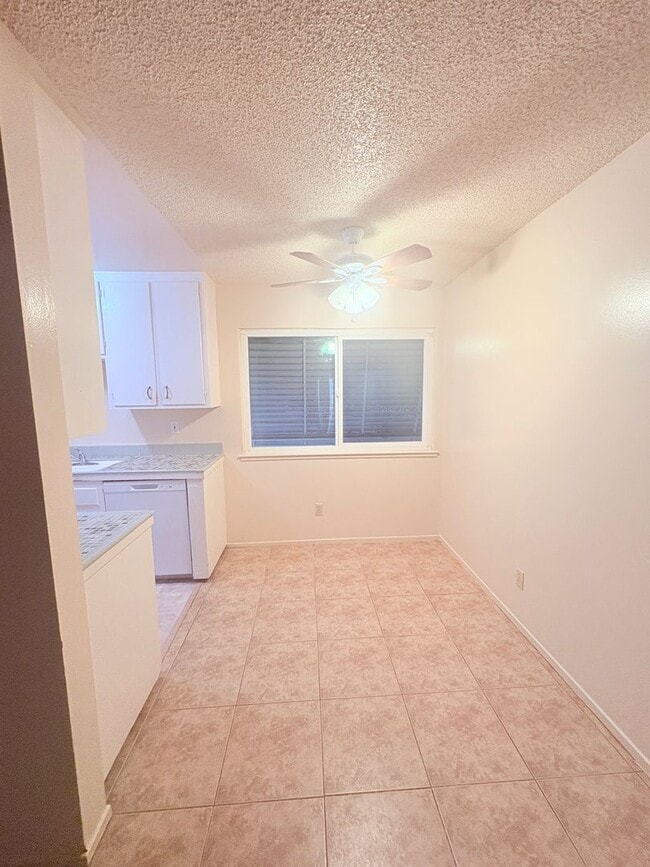 Building Photo - 904 Dornajo Way